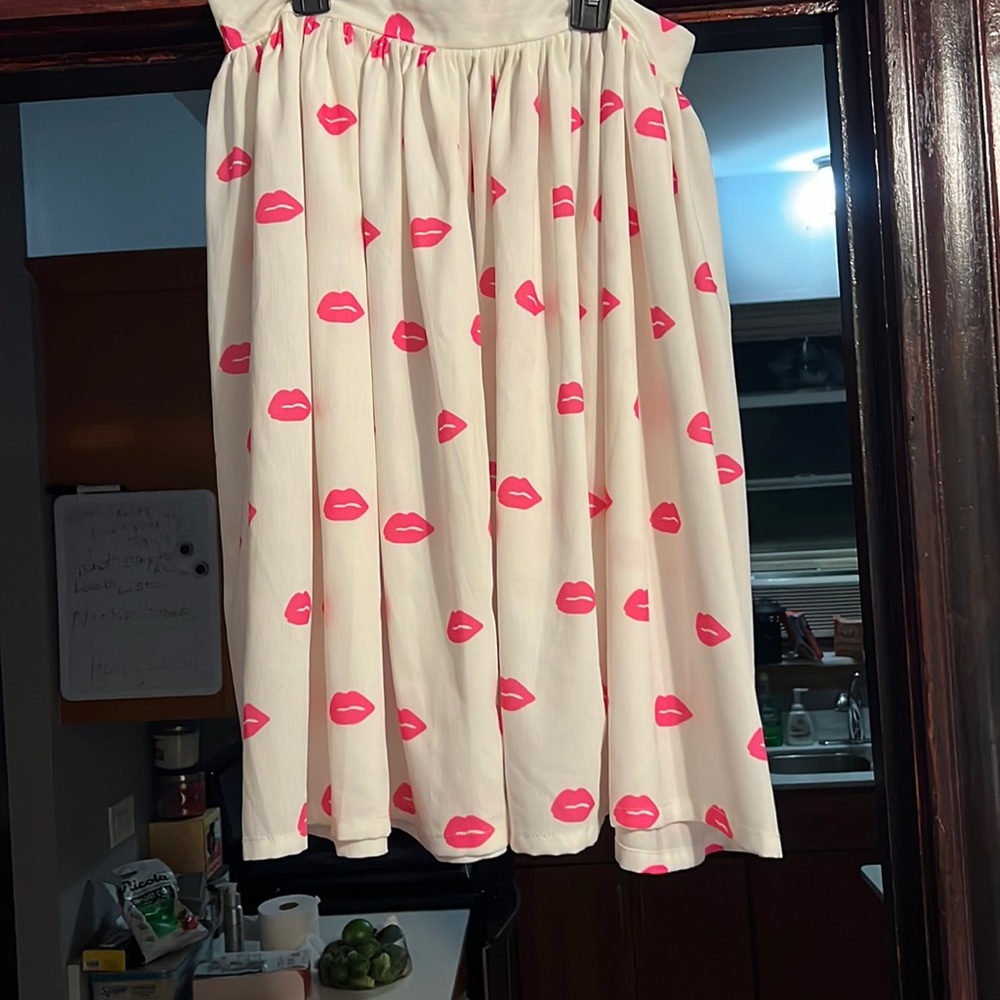T&J designs, ivory and pink with lips, size large (ladies)